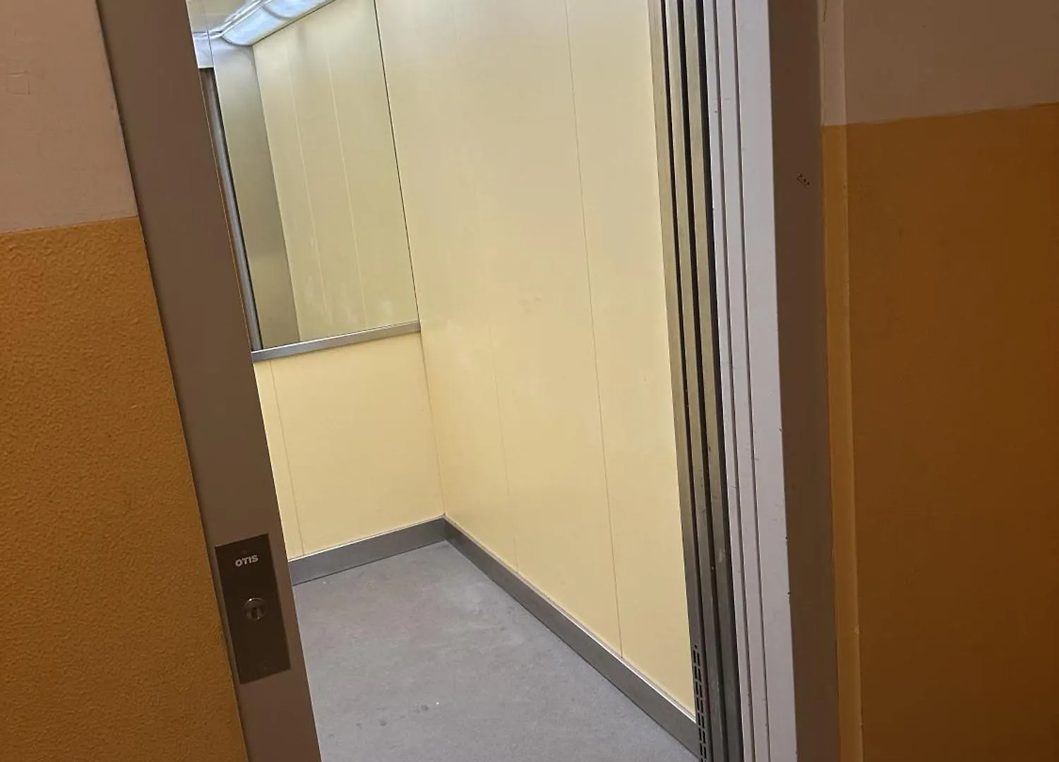 Private Rooms, Stunning City Views, Top-Floor With Balcony, Bathtub, Internet, Coffee プラハ ホームステイ